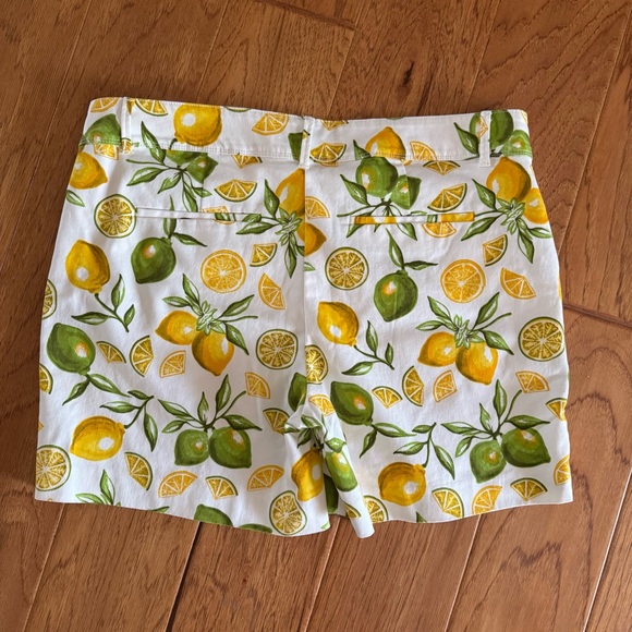 Isaac Mizrahi Shorts Women’s Size 16 White Lemon Print Summer Tropical Beach - Picture 3 of 3